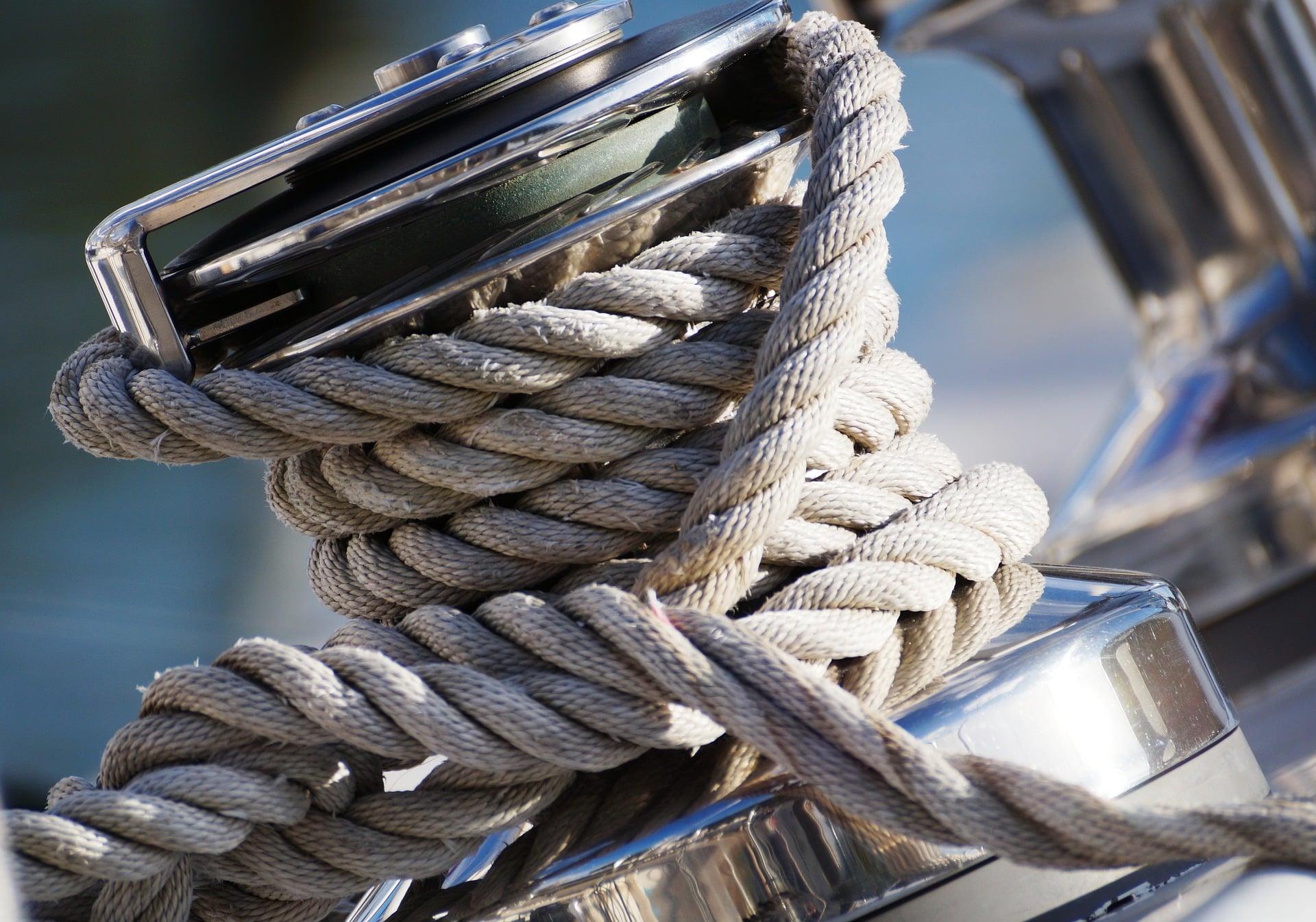 Eine Nahaufnahme eines Seils auf einem Boot.